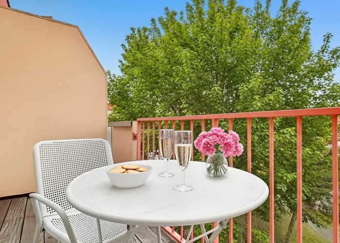 T2 Confortable Proche Commerces & Bale Apartment