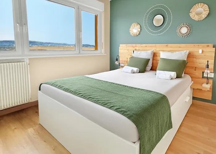 T2 Confortable Proche Commerces & Bale Apartment