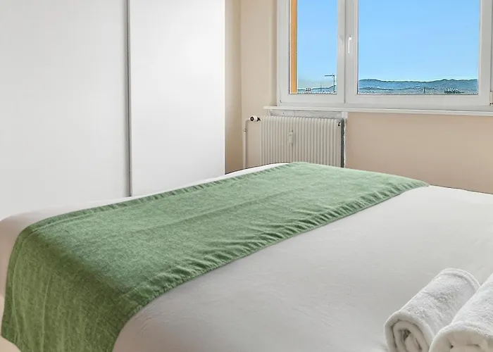 T2 Confortable Proche Commerces & Bale *