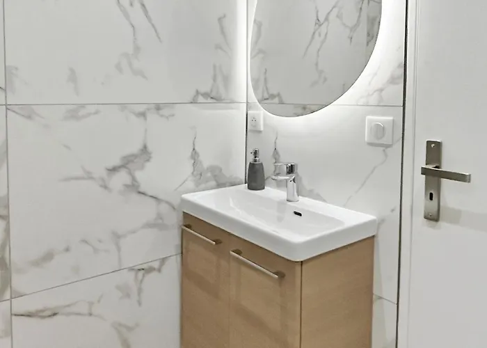 T2 Confortable Proche Commerces & Bale Apartment