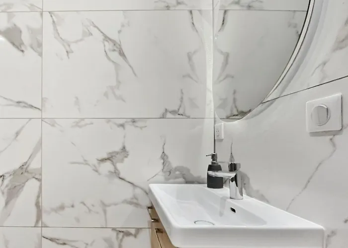 T2 Confortable Proche Commerces & Bale Apartment