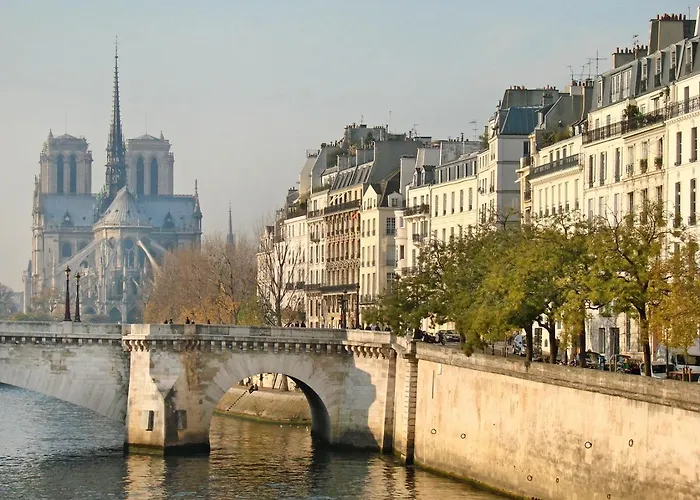 T2 Confortable Proche Commerces & Bale Apartment